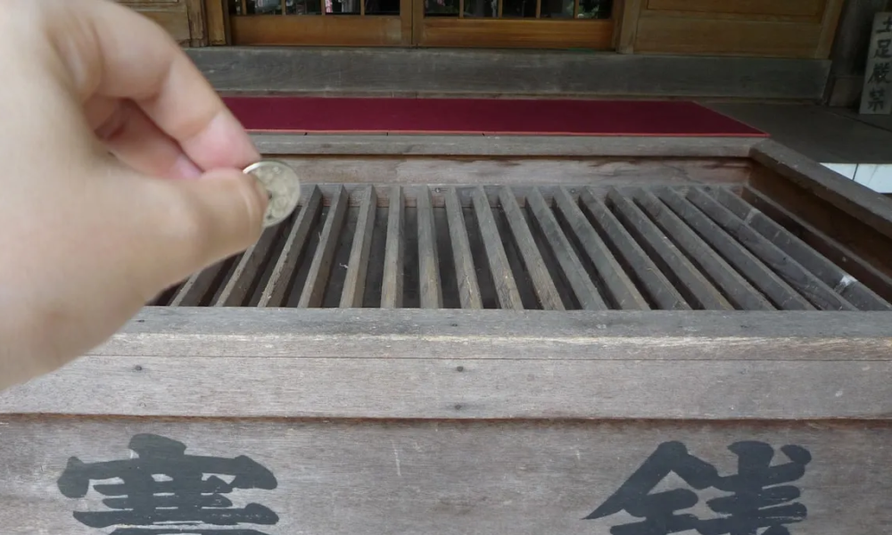 how to enter the shrine?, things to do in shrine japan, shrine guide, how to offer money at shrine,
