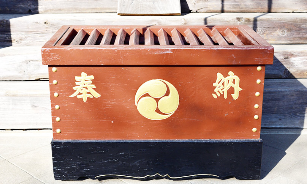 offering box at japanese shrines, saisenbako, shrines and temples, offering box, visit a shrine, shinto shrine, visiting shrines, temples and shrines, yen coins
