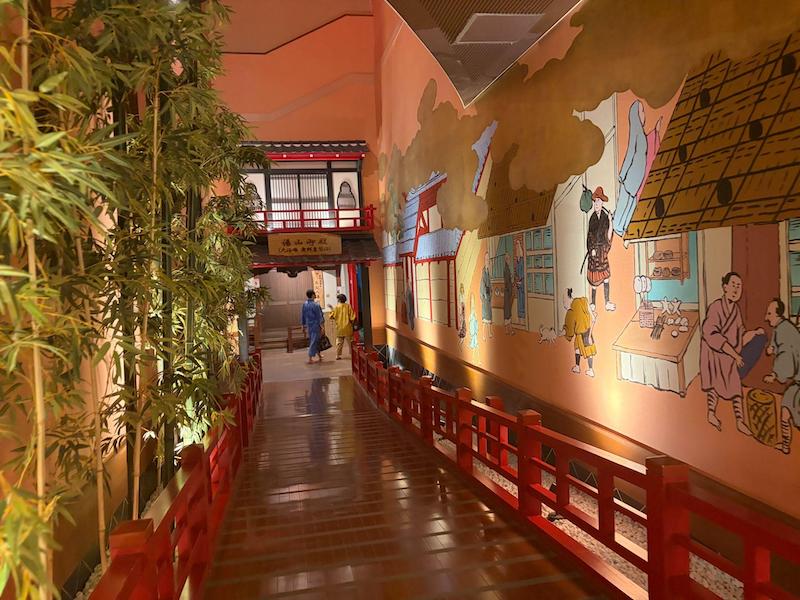 Edo-style interior walkway with painted wall murals inside Taiko no Yu Edo-style interior walkway with painted wall murals inside Taiko no Yu